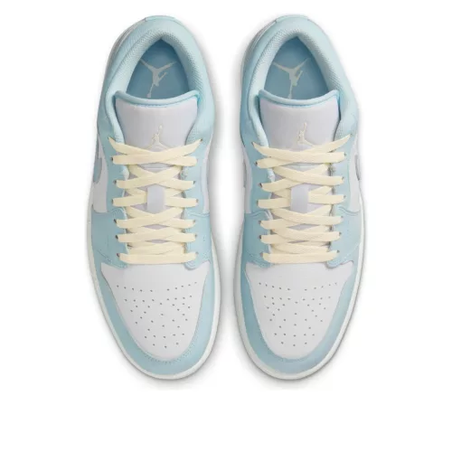 Jordan 1 Low SE Glacier Blue Summit White alacsony szárú sneaker – termékfotó, oldalnézet