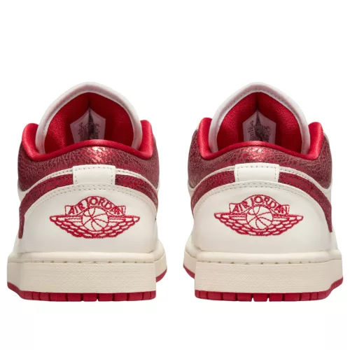 Jordan 1 Low Ruby (Women's) alacsony szárú sneaker – termékfotó, oldalnézet