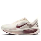 Nike Vomero 18 Pale Ivory Red Sepia Silt Red Dark Team Red (Women's) alacsony szárú sneaker – termékfotó, oldalnézet