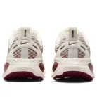 Nike Vomero 18 Pale Ivory Red Sepia Silt Red Dark Team Red (Women's) alacsony szárú sneaker – termékfotó, oldalnézet