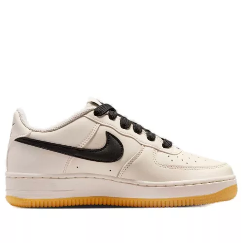 Nike Air Force 1 Low LV8 Soft Pearl Gum Black (GS) alacsony szárú sneaker – termékfotó, oldalnézet