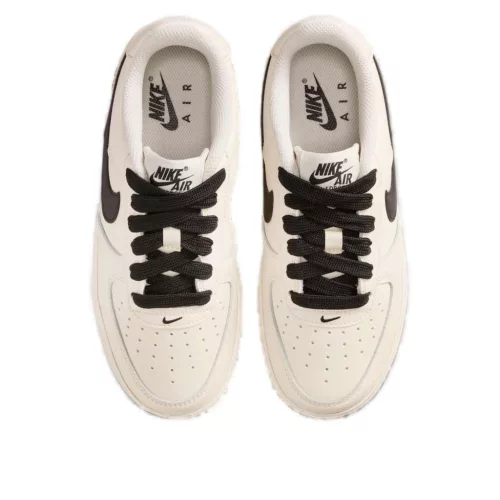 Nike Air Force 1 Low LV8 Soft Pearl Gum Black (GS) alacsony szárú sneaker – termékfotó, oldalnézet