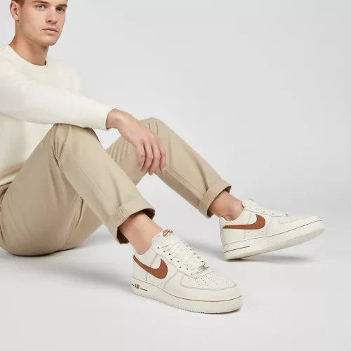 Nike Air Force 1 '07 LV8 'Ivory Saddle Brown' férfi alacsony szárú utcai sneaker bézs barna