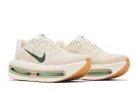 Nike Vomero Premium Pale Ivory Jade Horizon alacsony szárú sneaker – termékfotó, oldalnézet