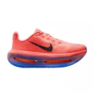 Nike Vomero Premium 'Atomic Pink Racer Blue Crimson Tint' alacsony szárú sneaker – termékfotó, oldalnézet