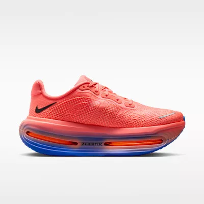 Nike Vomero Premium 'Atomic Pink Racer Blue Crimson Tint' alacsony szárú sneaker – termékfotó, oldalnézet