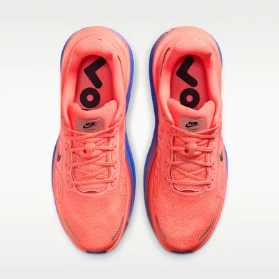 Nike Vomero Premium 'Atomic Pink Racer Blue Crimson Tint' alacsony szárú sneaker – termékfotó, oldalnézet