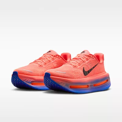 Nike Vomero Premium 'Atomic Pink Racer Blue Crimson Tint' alacsony szárú sneaker – termékfotó, oldalnézet