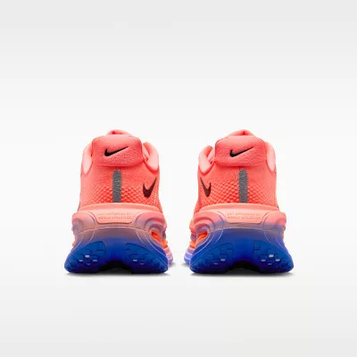 Nike Vomero Premium 'Atomic Pink Racer Blue Crimson Tint' alacsony szárú sneaker – termékfotó, oldalnézet