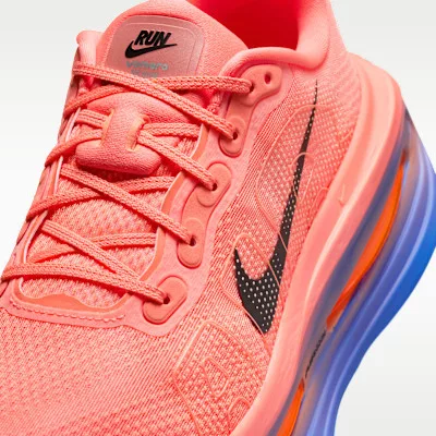 Nike Vomero Premium 'Atomic Pink Racer Blue Crimson Tint' alacsony szárú sneaker – termékfotó, oldalnézet