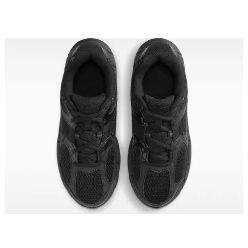 Nike V5 RNR GS 'Triple Black' alacsony szárú sneaker – termékfotó, oldalnézet