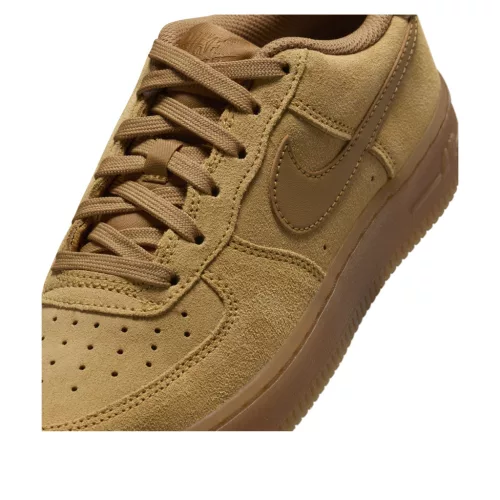 Nike Air Force 1 Low LV8 Wheat Gum Light Brown (GS) alacsony szárú sneaker – termékfotó, oldalnézet