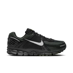 Nike Zoom Vomero 5 Black Sequoia alacsony szárú sneaker – termékfotó, oldalnézet
