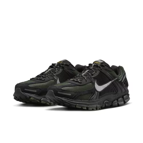 Nike Zoom Vomero 5 Black Sequoia alacsony szárú sneaker – termékfotó, oldalnézet