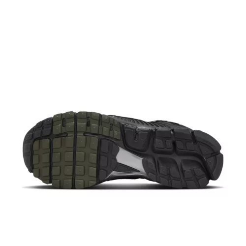 Nike Zoom Vomero 5 Black Sequoia alacsony szárú sneaker – termékfotó, oldalnézet