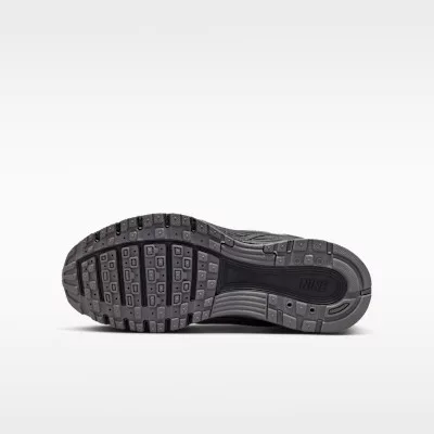 Nike P-6000 Anthracite Picante Red Metallic Cool Grey (GS) alacsony szárú sneaker – termékfotó, oldalnézet