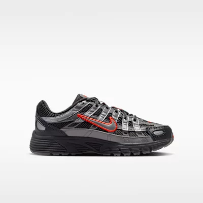 Nike P-6000 Anthracite Picante Red Metallic Cool Grey (GS) alacsony szárú sneaker – termékfotó, oldalnézet