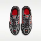 Nike P-6000 Anthracite Picante Red Metallic Cool Grey (GS) alacsony szárú sneaker – termékfotó, oldalnézet