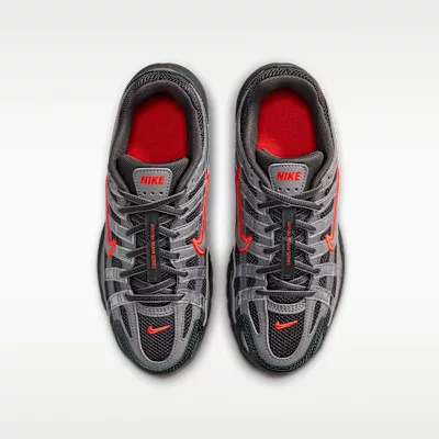 Nike P-6000 Anthracite Picante Red Metallic Cool Grey (GS) alacsony szárú sneaker – termékfotó, oldalnézet