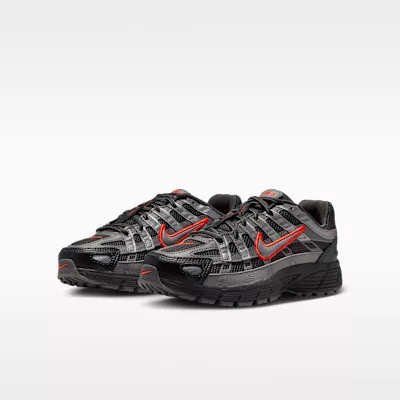 Nike P-6000 Anthracite Picante Red Metallic Cool Grey (GS) alacsony szárú sneaker – termékfotó, oldalnézet
