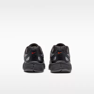 Nike P-6000 Anthracite Picante Red Metallic Cool Grey (GS) alacsony szárú sneaker – termékfotó, oldalnézet