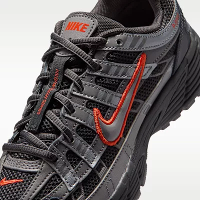 Nike P-6000 Anthracite Picante Red Metallic Cool Grey (GS) alacsony szárú sneaker – termékfotó, oldalnézet