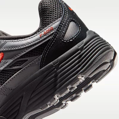 Nike P-6000 Anthracite Picante Red Metallic Cool Grey (GS) alacsony szárú sneaker – termékfotó, oldalnézet
