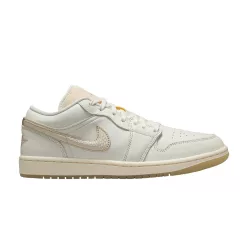 Jordan 1 Low SE Metallic Team Gold (Women's) alacsony szárú sneaker – termékfotó, oldalnézet