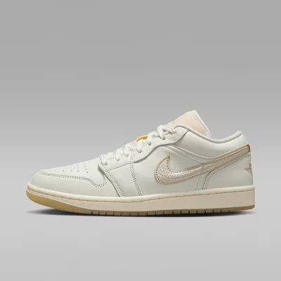 Jordan 1 Low SE Metallic Team Gold (Women's) alacsony szárú sneaker – termékfotó, oldalnézet