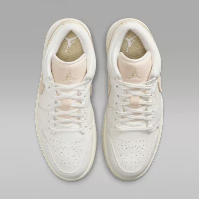 Jordan 1 Low SE Metallic Team Gold (Women's) alacsony szárú sneaker – termékfotó, oldalnézet