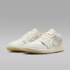 Jordan 1 Low SE Metallic Team Gold (Women's) alacsony szárú sneaker – termékfotó, oldalnézet