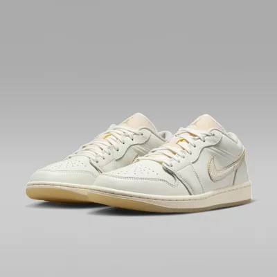 Jordan 1 Low SE Metallic Team Gold (Women's) alacsony szárú sneaker – termékfotó, oldalnézet