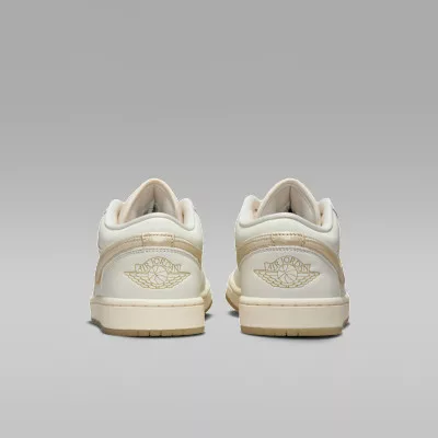 Jordan 1 Low SE Metallic Team Gold (Women's) alacsony szárú sneaker – termékfotó, oldalnézet