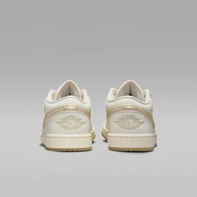 Jordan 1 Low SE Metallic Team Gold (Women's) alacsony szárú sneaker – termékfotó, oldalnézet