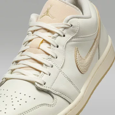 Jordan 1 Low SE Metallic Team Gold (Women's) alacsony szárú sneaker – termékfotó, oldalnézet