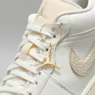 Jordan 1 Low SE Metallic Team Gold (Women's) alacsony szárú sneaker – termékfotó, oldalnézet