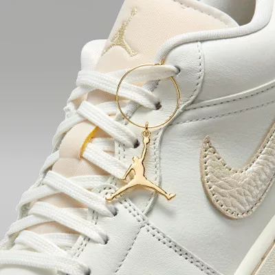 Jordan 1 Low SE Metallic Team Gold (Women's) alacsony szárú sneaker – termékfotó, oldalnézet