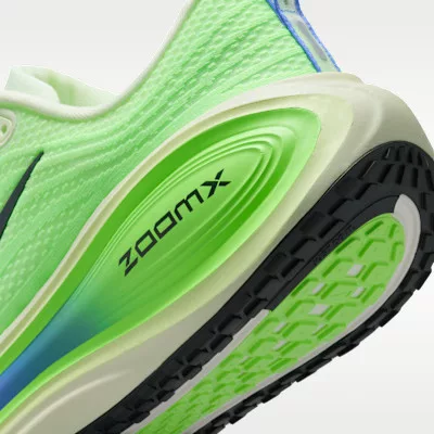 Nike Vomero Plus Volt Tint Lime Blast Sapphire alacsony szárú sneaker – termékfotó, oldalnézet