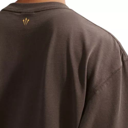 Nike x NOCTA CS T-Shirt Baroque Brown – termékfotó, oldalnézet