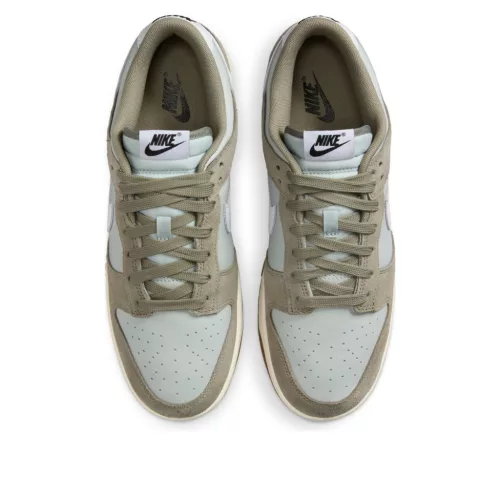 Nike Dunk Low Retro SE Light Silver Light Army Sail White alacsony szárú sneaker – termékfotó, oldalnézet