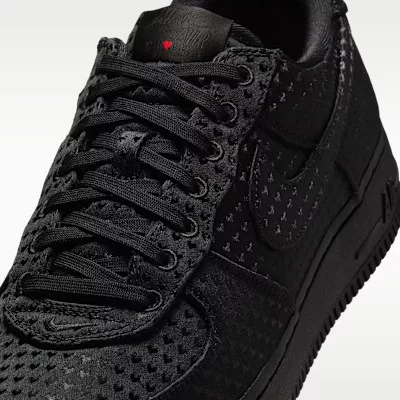 Nike Air Force 1 Low Valentine's Day Black (2026) alacsony szárú sneaker – termékfotó, oldalnézet