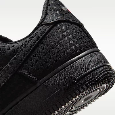 Nike Air Force 1 Low Valentine's Day Black (2026) alacsony szárú sneaker – termékfotó, oldalnézet