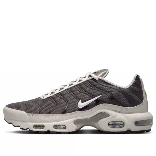 Nike Air Max Plus Year of The Snake alacsony szárú sneaker – termékfotó, oldalnézet