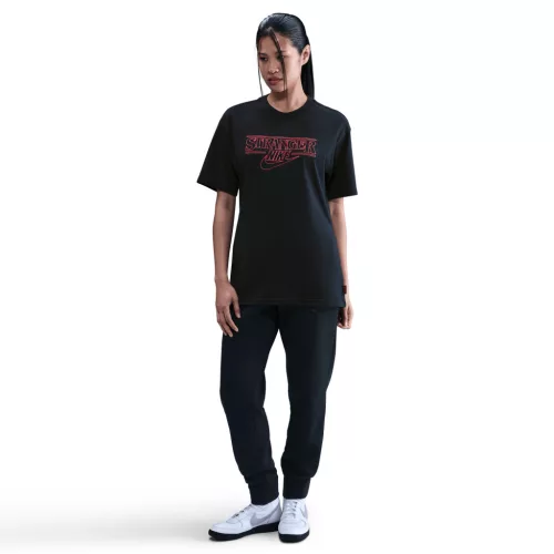 Nike x Stranger Things NSW Tee Black – termékfotó, oldalnézet