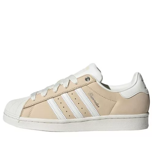 Adidas Wmns Superstar 'Sand Strata' alacsony szárú sneaker – termékfotó, oldalnézet