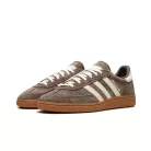 adidas Handball Spezial Earth Strata Gum (Women's) alacsony szárú sneaker – termékfotó, oldalnézet