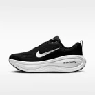 Nike Vomero Plus Extra Wide 'Black Cool Grey' alacsony szárú sneaker – termékfotó, oldalnézet