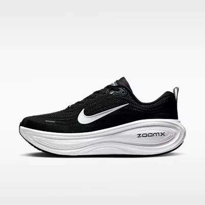 Nike Vomero Plus Extra Wide 'Black Cool Grey' alacsony szárú sneaker – termékfotó, oldalnézet