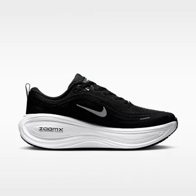 Nike Vomero Plus Extra Wide 'Black Cool Grey' alacsony szárú sneaker – termékfotó, oldalnézet
