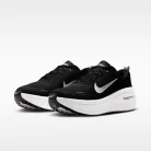 Nike Vomero Plus Extra Wide 'Black Cool Grey' alacsony szárú sneaker – termékfotó, oldalnézet